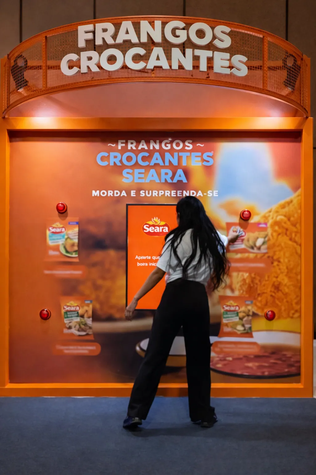 Participante jogando game de agilidade
