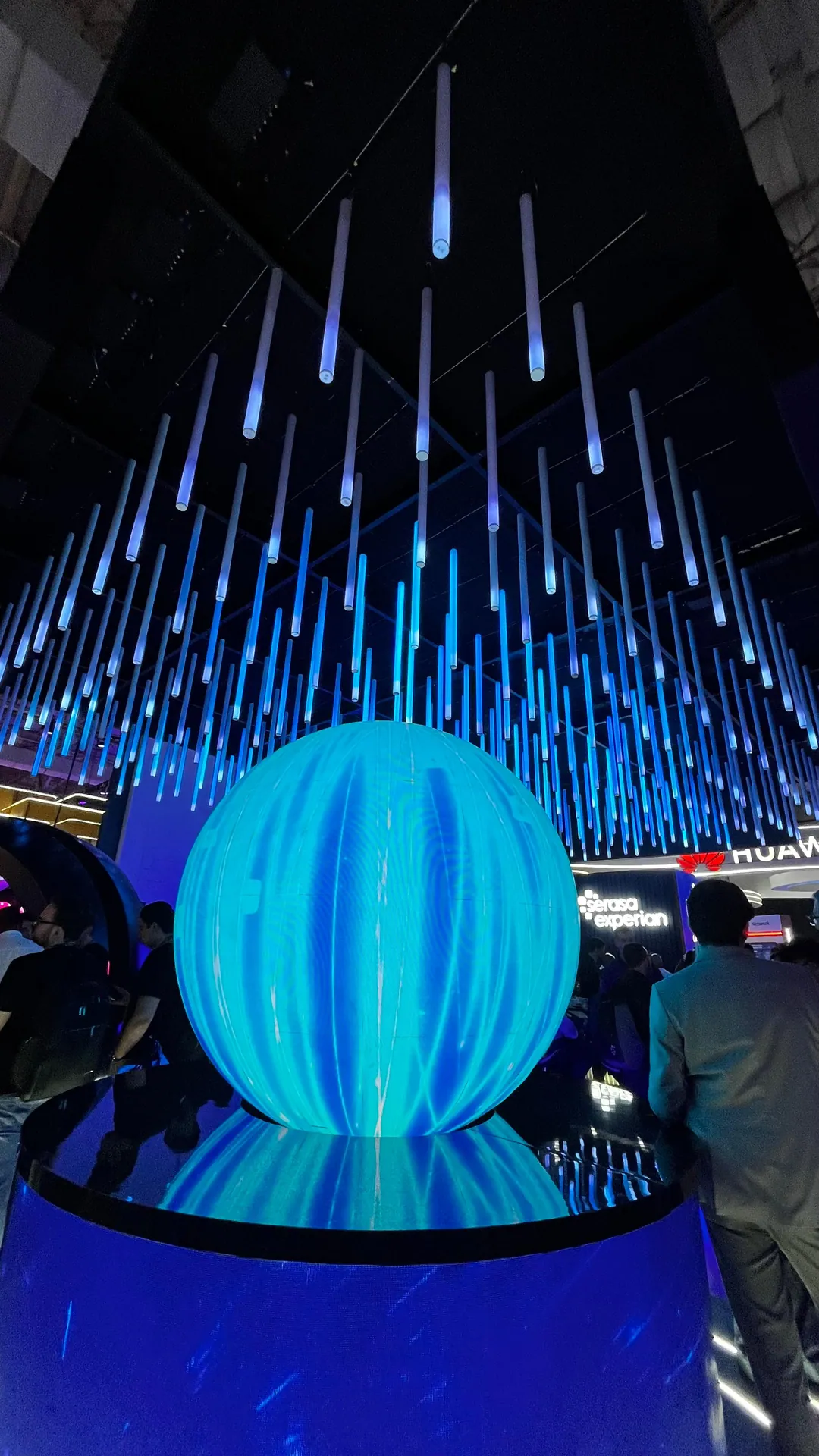 Esfera de LED sob instalação de luzes em evento